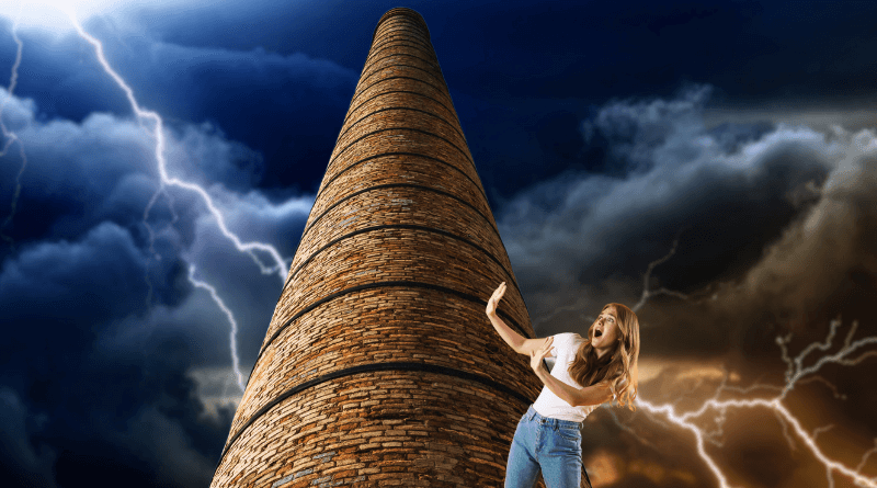 Donna spaventata di fronte a torre enorme. Cielo tempestoso sullo sfondo